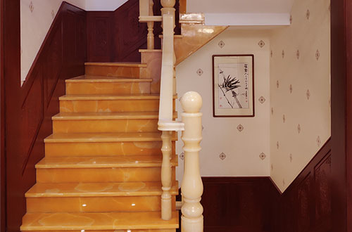 五原中式别墅室内汉白玉石楼梯的定制安装装饰效果